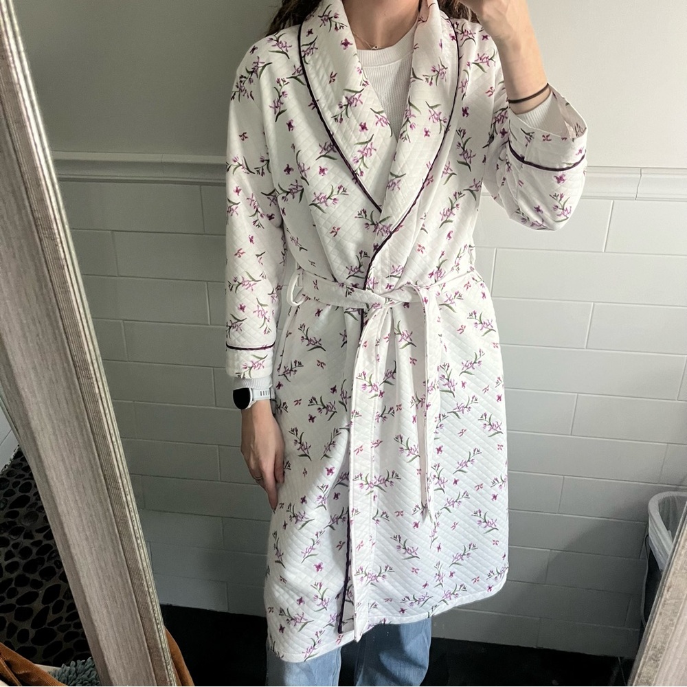 Quarter Sleeve White Floral, Quilted Robe
